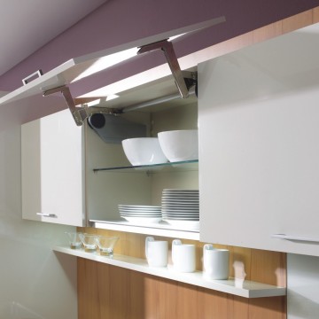 Zgornja kuhinjska omarica z nihajnim dvižnim mehanizmom