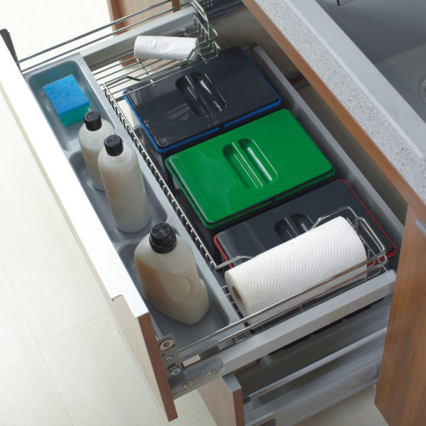 Spodnja kuhinjska omarica za vgradnjo pomivalnega korita s kovinsko izvlečno mrežo in posodami za ločeno zbiranje odpadkov.