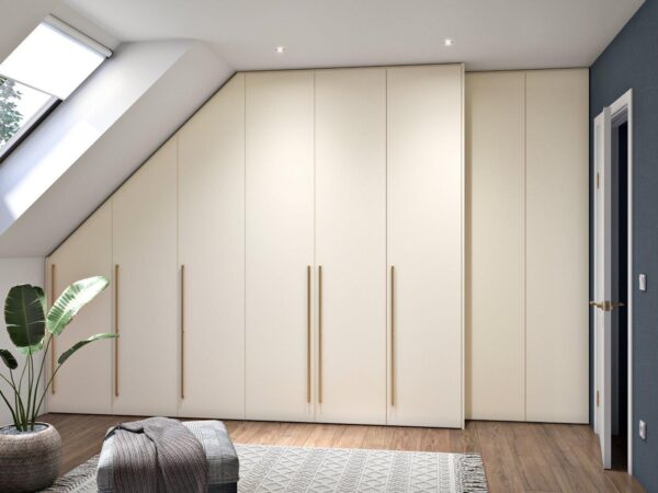 Vgradna omara s klasičnimi vrati pod poševnim zidom, s prilagoditvijo globine omare za neoviran in udoben vstop v prostor.