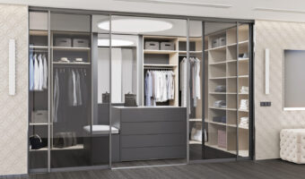 Oprema notranjosti garderobne sobe s steklenimi transparentnimi drsnimi vrati, zasnovana po meri vaših želja in potreb.