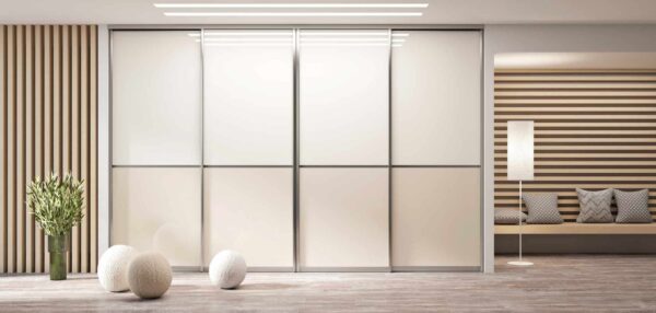 Vgradna omara s drsna vrati, v kombinaciji bež in bele barve.