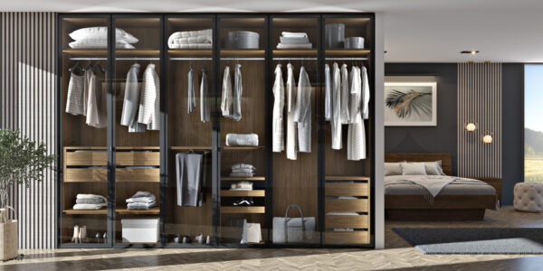 Organizirana unutrašnjost ugradbenog ormara po mjeri