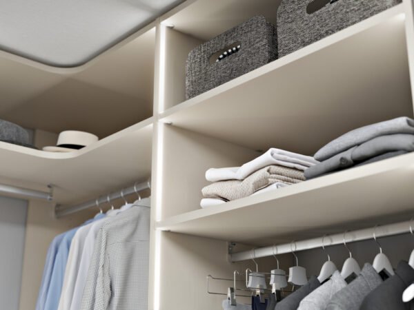 Notranjost vgradne omare s policami in integrirano osvetljitvijo.