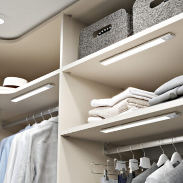 Notranjost vgradne omare s policami in baterijsko osvetljitvijo.