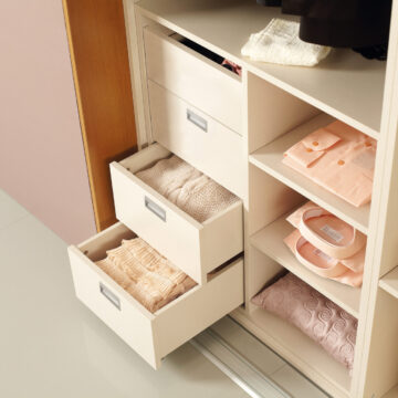 Notranjost vgradne omare s predali z ročajem ali brez ročaja.