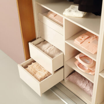 Notranjost vgradne omare s predali s push odpiranjem in izvlečna polica.