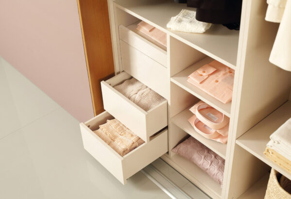 Notranjost vgradne omare s predali s push odpiranjem in izvlečna polica.