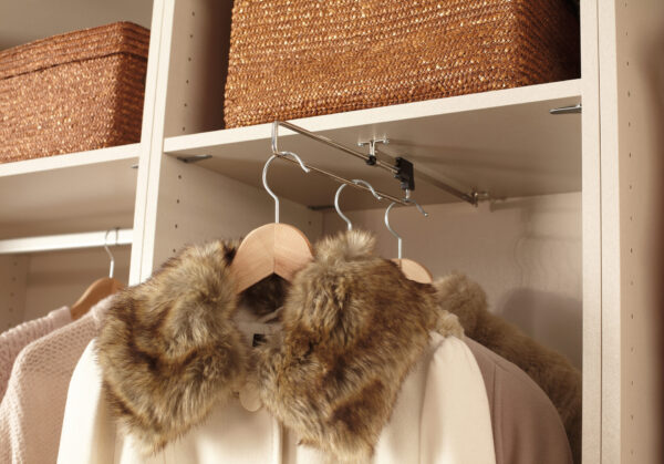 Izvlečni obešalniki za plitve vgradne omare